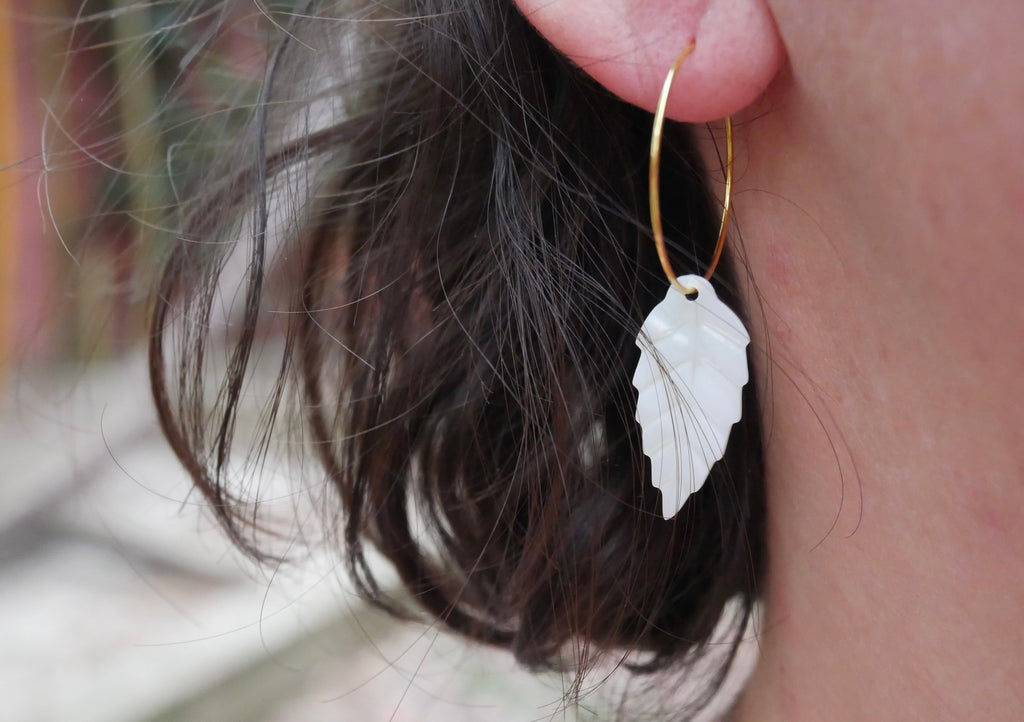 Boucles d'oreilles créoles et feuile en nacre