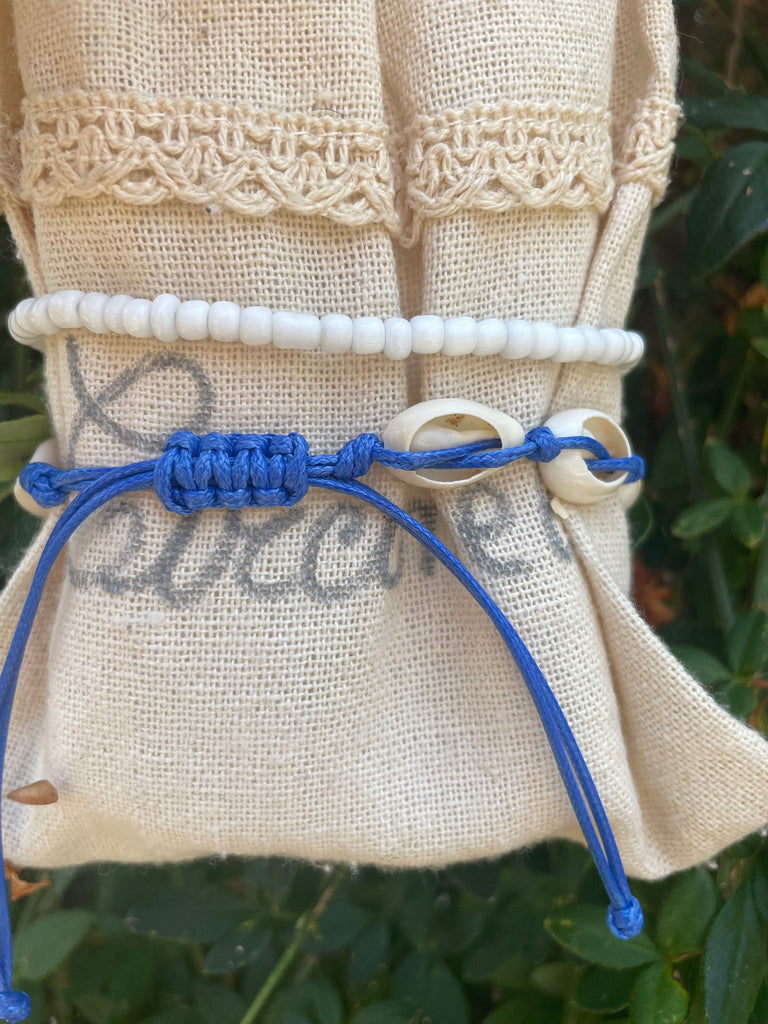 Chaîne de cheville bleue en coquillages Cauris et tortue de mer