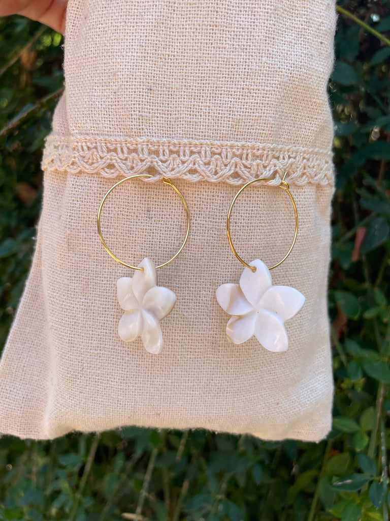 Boucles d'oreilles créoles et Fleur de Tiaré