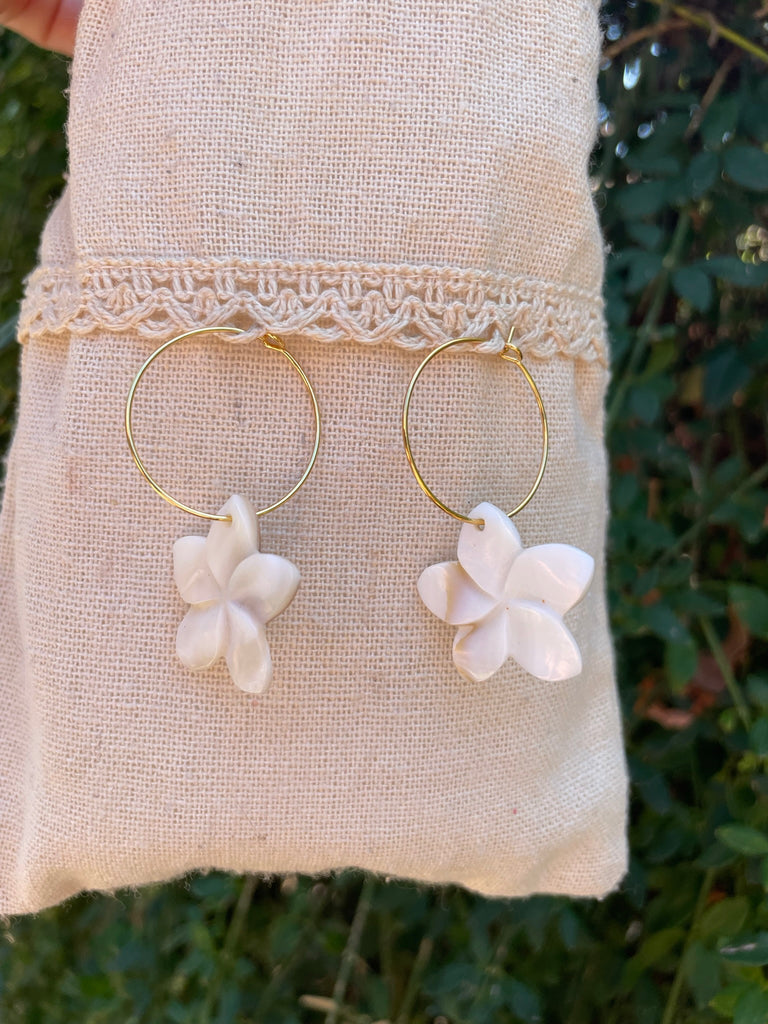 Boucles d'oreilles Fleur de Frangipanier en Nacre