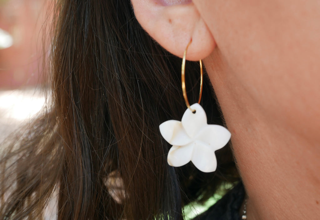 Boucles d'oreilles Fleur de Frangipanier en Nacre