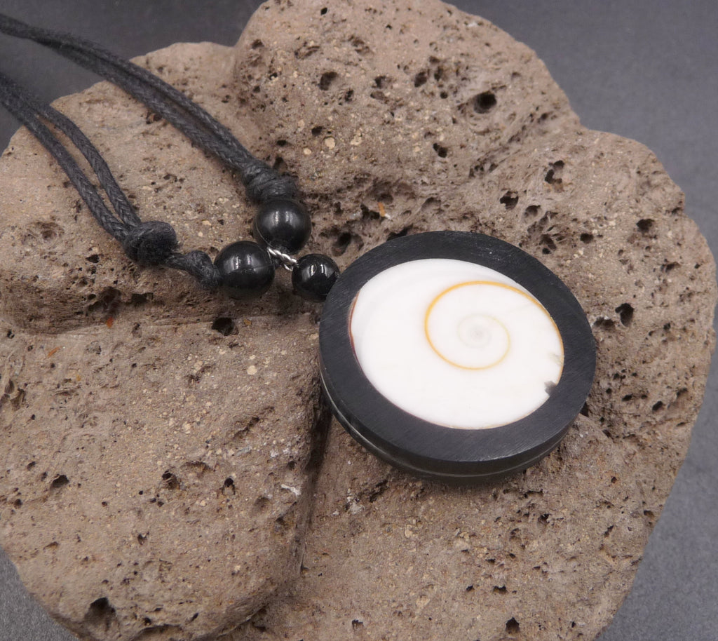 Collier avec pendentif Oeil de Shiva (Oeil de Sainte Lucie)