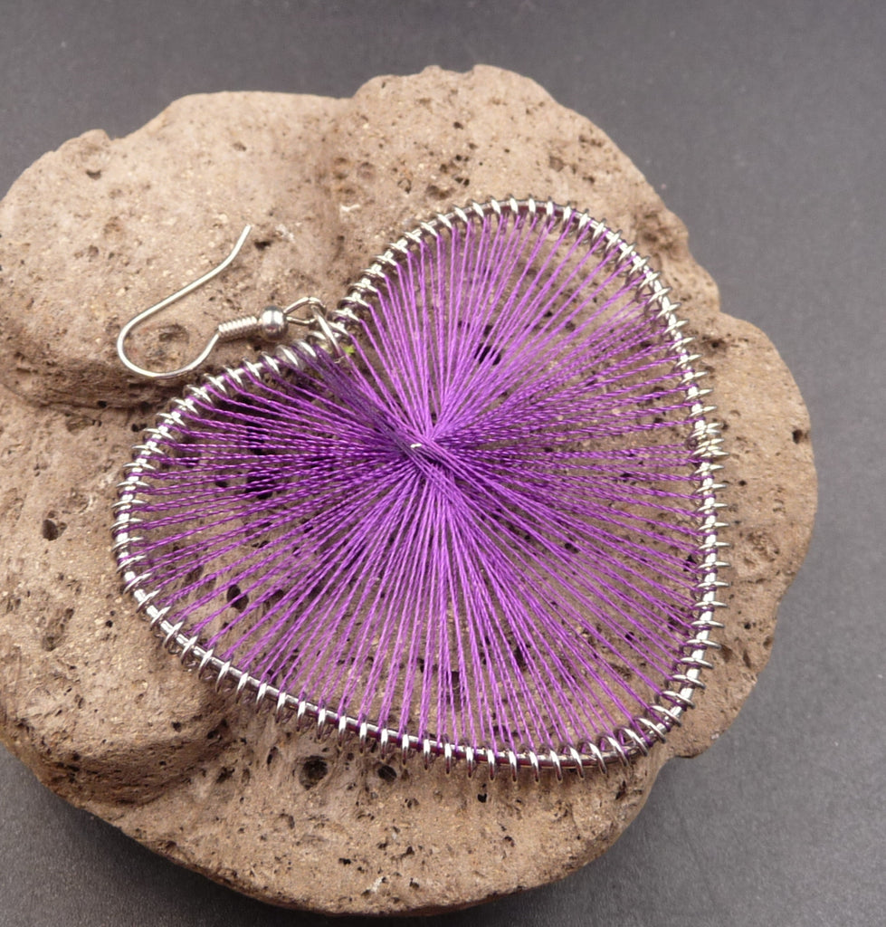 Boucles d'oreilles coeur en fil mauve artisanat du Maroc