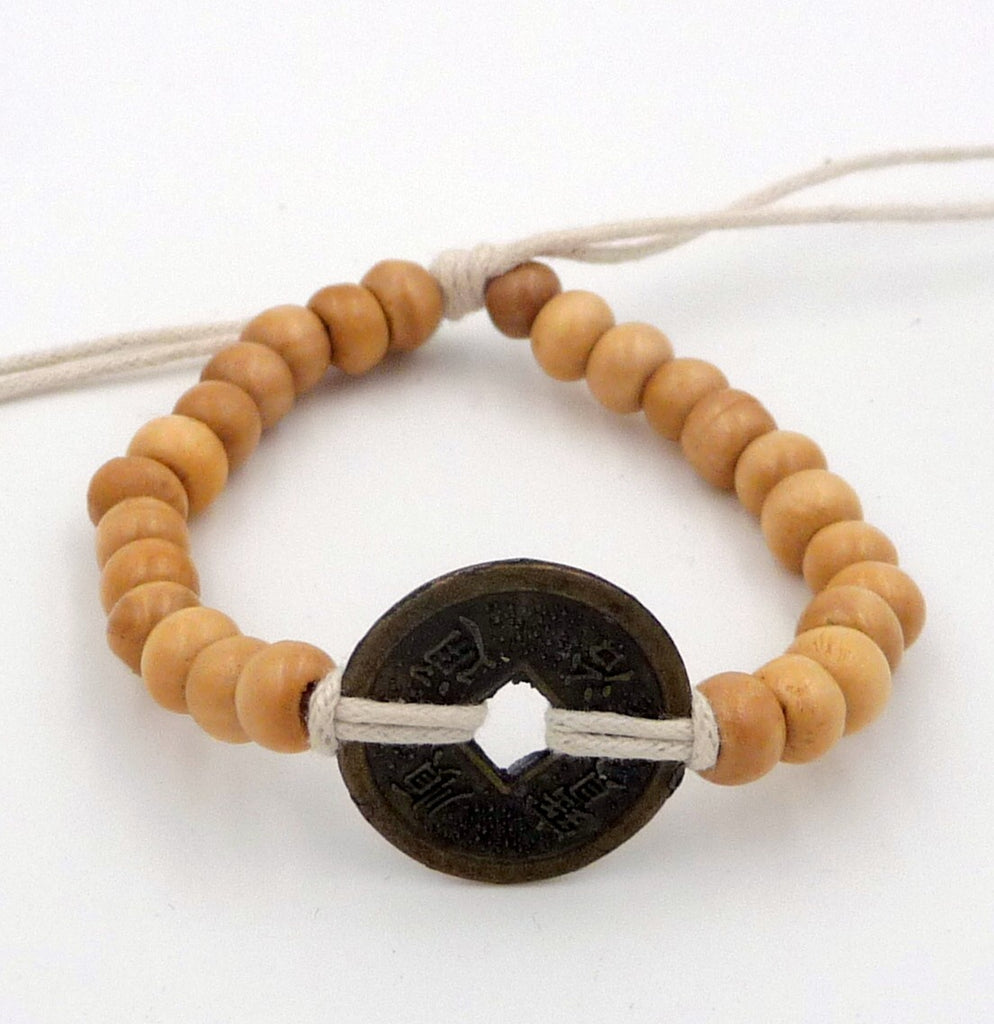 BRACELET BEIGE EN PERLES DE BOIS ET PIÈCE CHINOISE