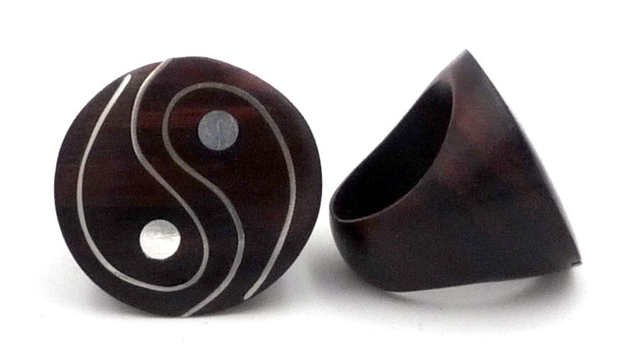 BAGUE EN BOIS D'ÉBÈNE ET MÉTAL ARGENTÉ