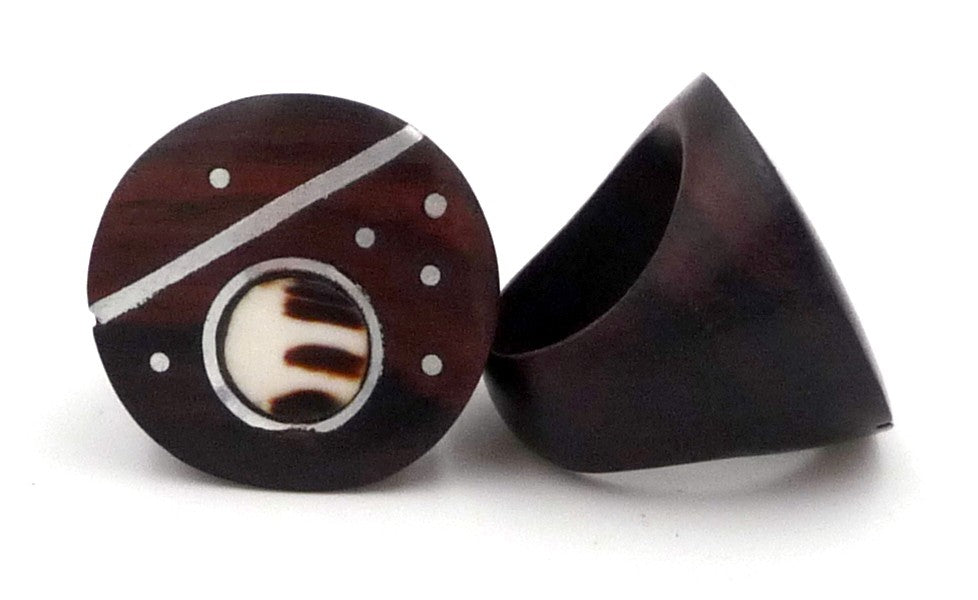 BAGUE EN BOIS D'ÉBÈNE, COQUILLAGE ET MÉTAL ARGENTÉ