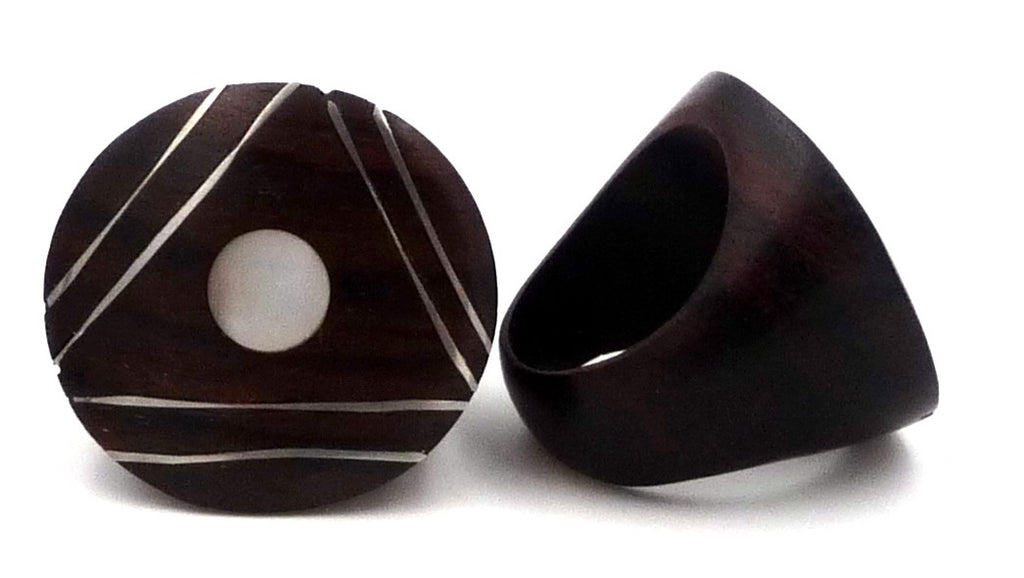BAGUE EN BOIS D'ÉBÈNE, NACRE ET MÉTAL ARGENTÉ