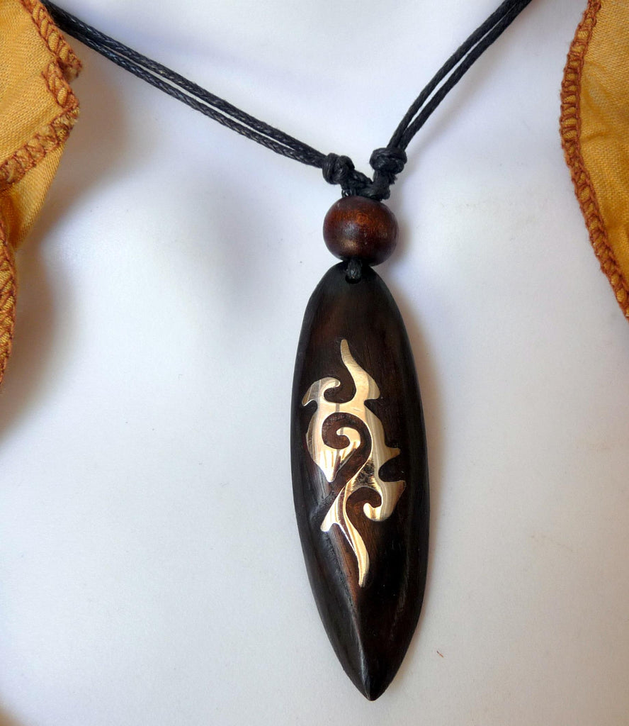 Collier pendentif ethnique tribal en bois et argent
