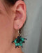 BOUCLES D'OREILLE EN BOIS PEINT BLEU TURQUOISE ET CUIR