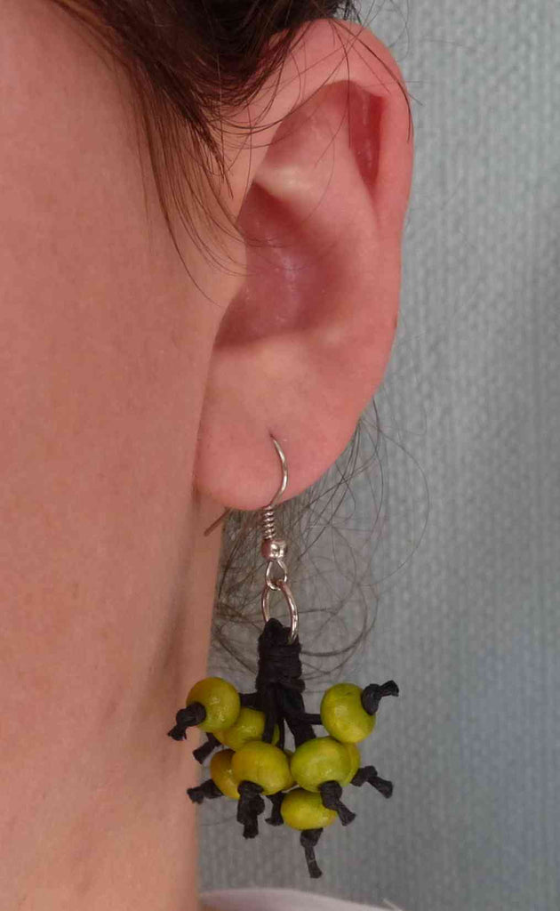 BOUCLES D'OREILLES EN BOIS PEINT VERT ANIS ET CUIR