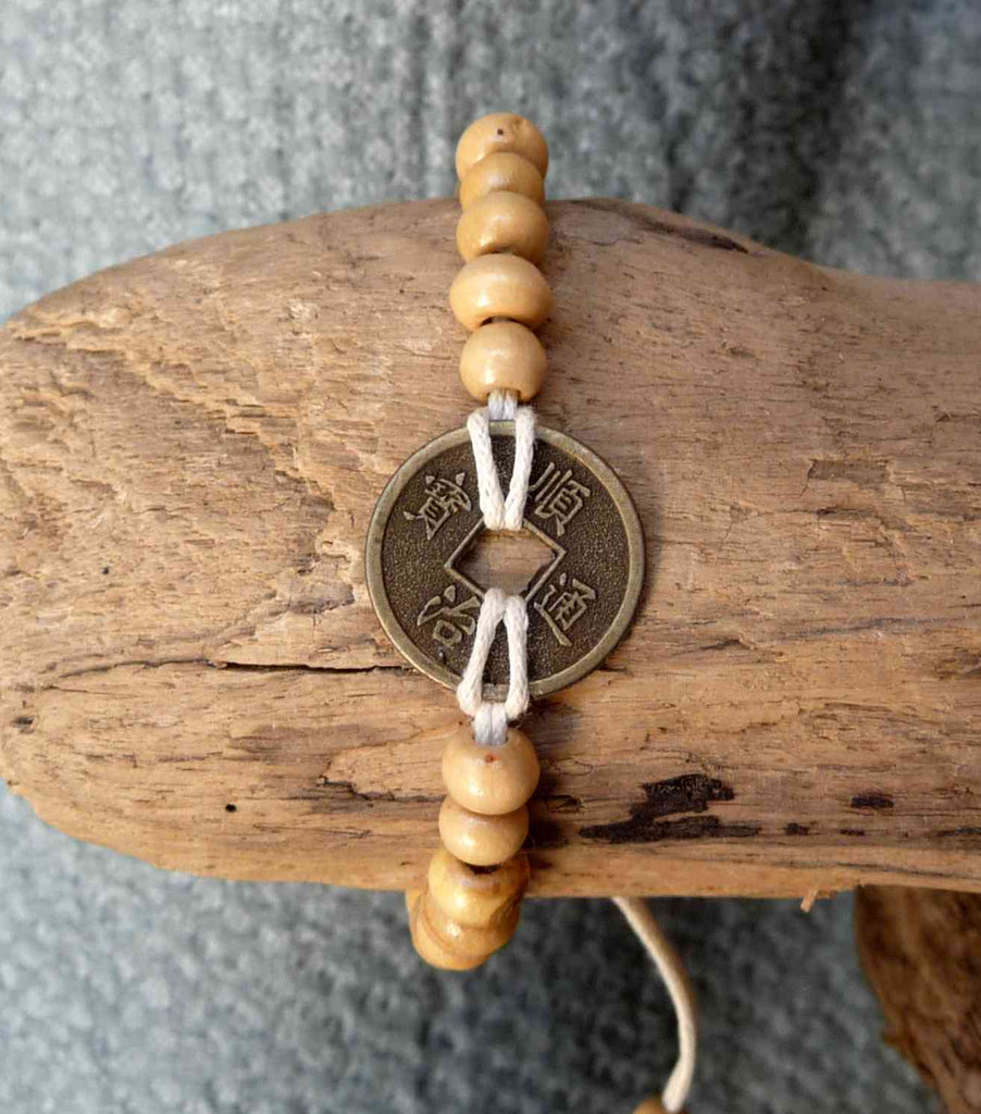 BRACELET BEIGE EN PERLES DE BOIS ET PIÈCE CHINOISE