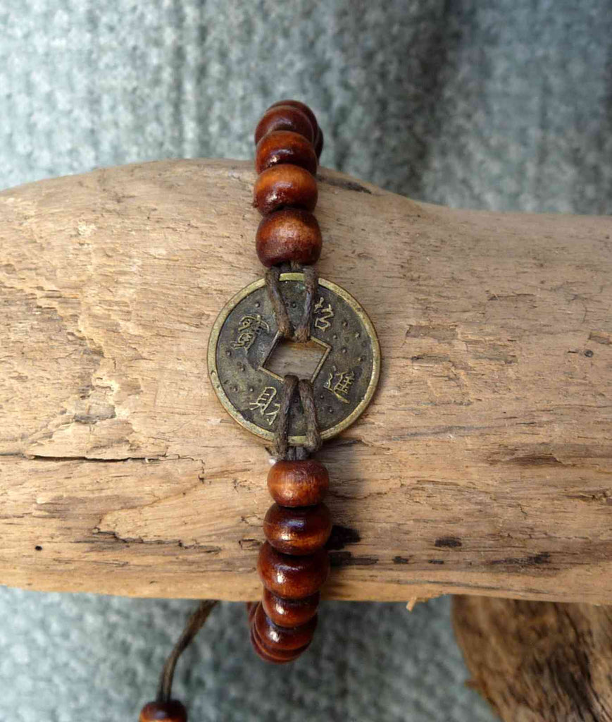  BRACELET MARRON EN PERLES DE BOIS ET PIÈCE CHINOISE