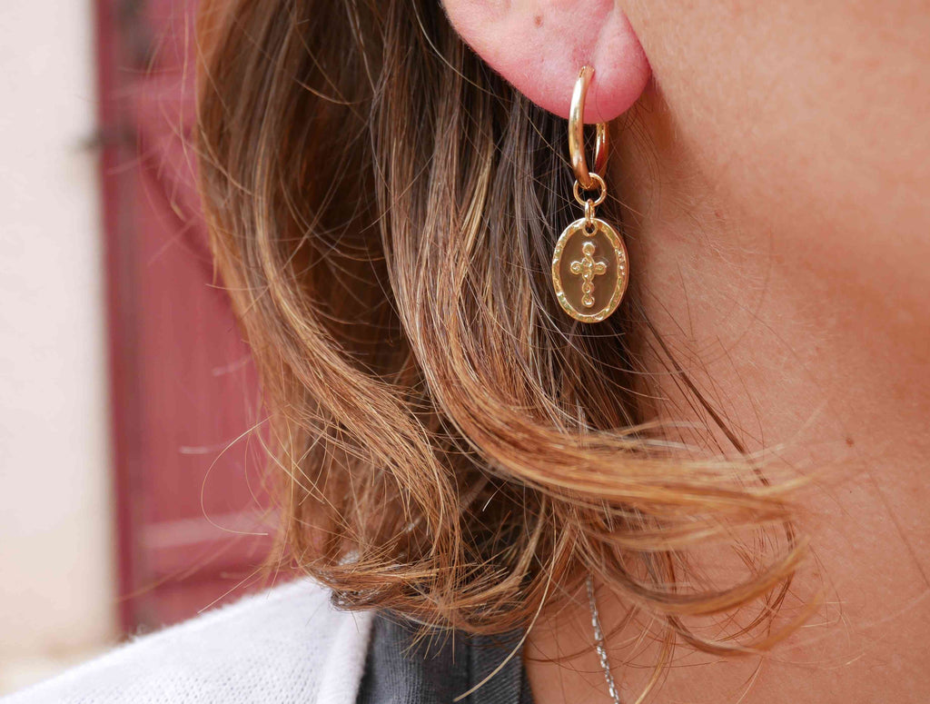 Boucles d'oreilles créoles en coquillages cauri et perles