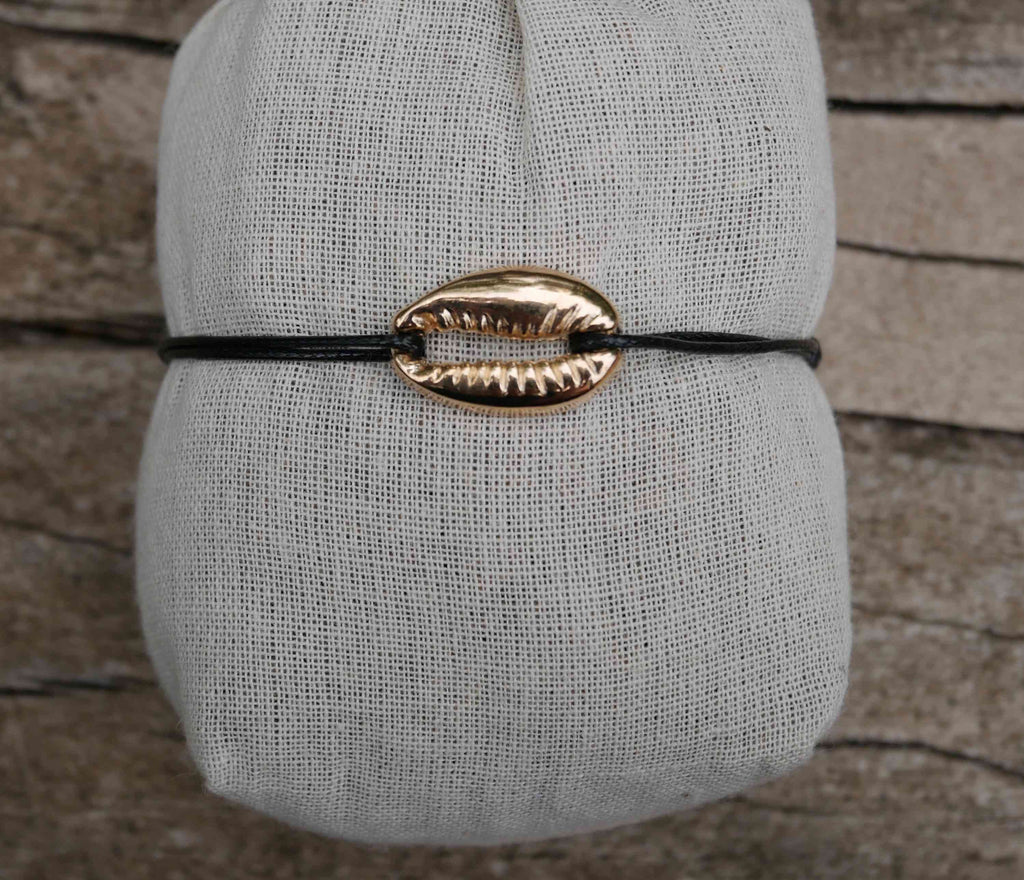 Bracelet fine chaîne dorée avec coquillage cauris blanc et doré