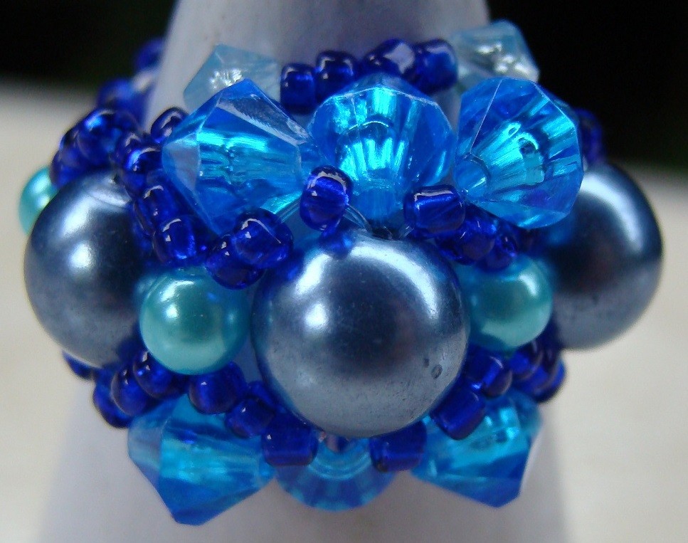 BAGUE BLEUE EN PERLES DE ROCAILLE ET PERLE DE CULTURE