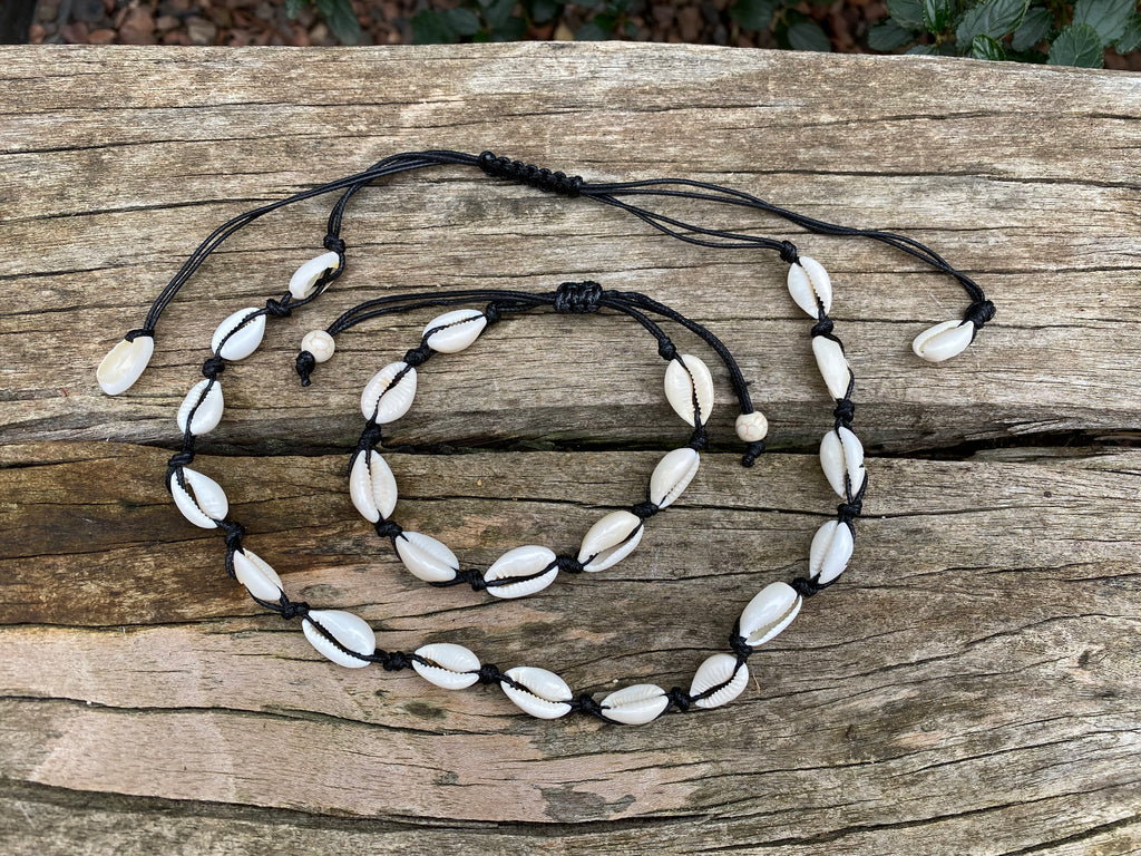 Parure collier et bracelet noirs en coquillages cauris naturels