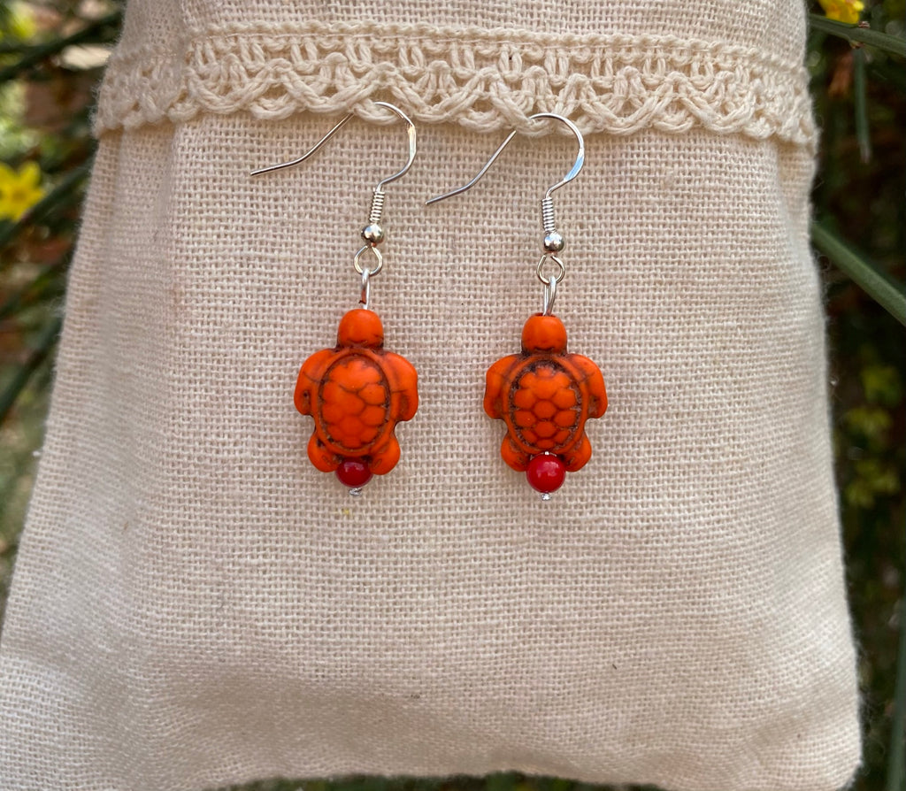 Boucles d'oreilles tortue en Howlite Orange + perle en Bambou de Mer