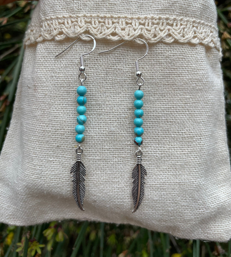 Boucles d'oreilles pendantes en Howlite Turquoise et plume