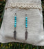 Boucles d'oreilles pendantes en Howlite Turquoise et plume