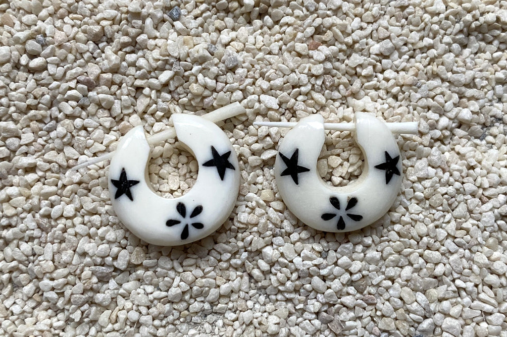 Boucles d'oreilles créoles ethniques en os de buffle motif étoile et fleur
