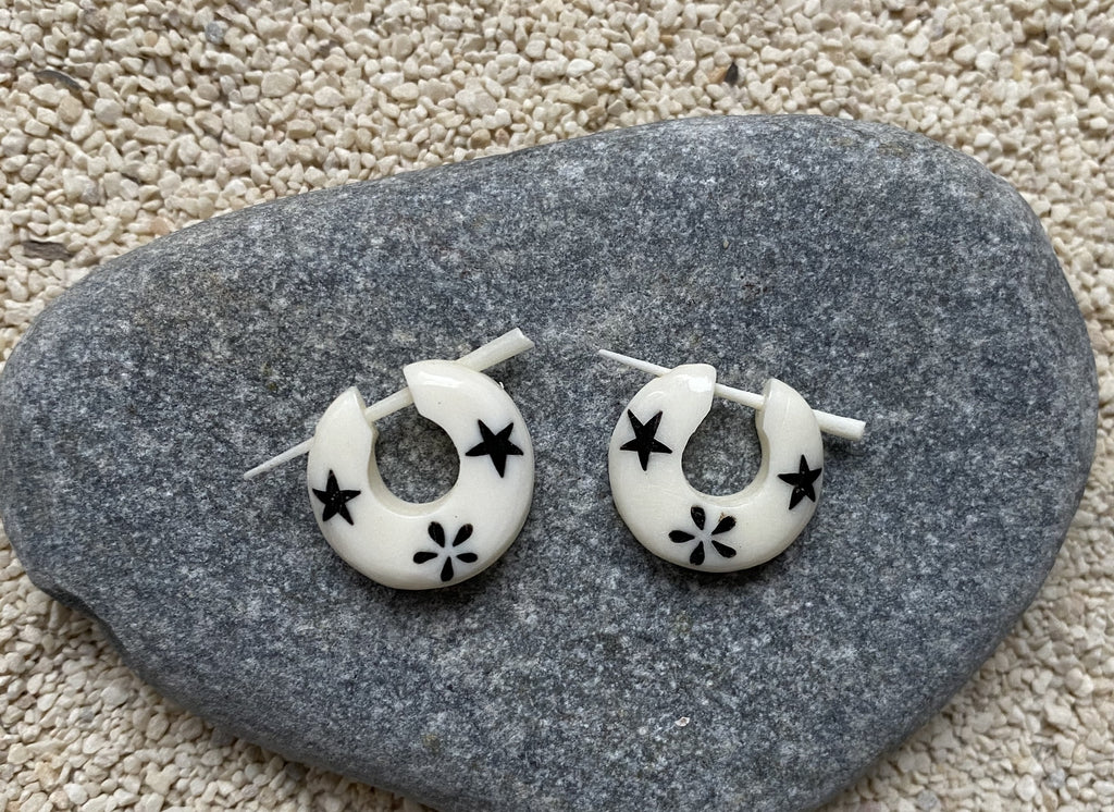 Boucles d'oreilles créoles ethniques en os de buffle motif étoile et fleur
