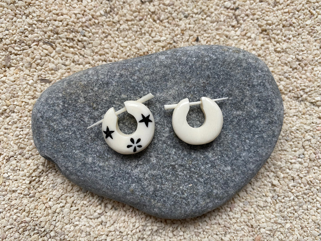 Boucles d'oreilles créoles ethniques en os de buffle motif étoile et fleur