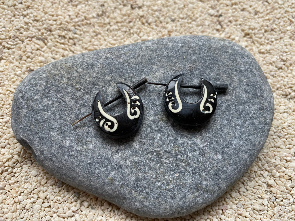 Boucles d'oreilles créoles piercing art ethnique tribal en corne
