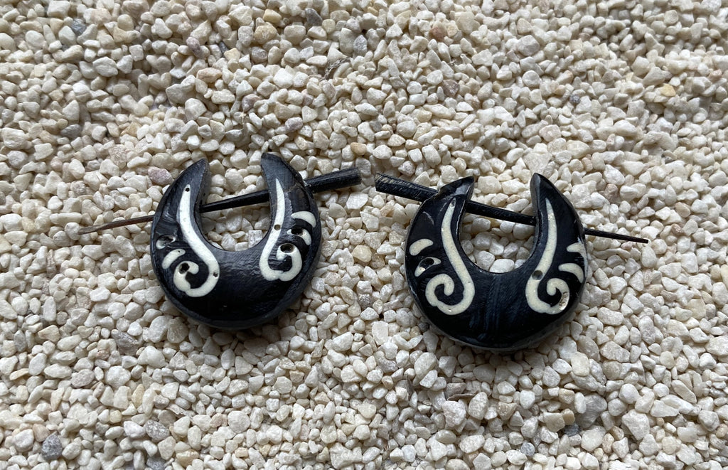 Boucles d'oreilles créoles piercing art ethnique tribal en corne