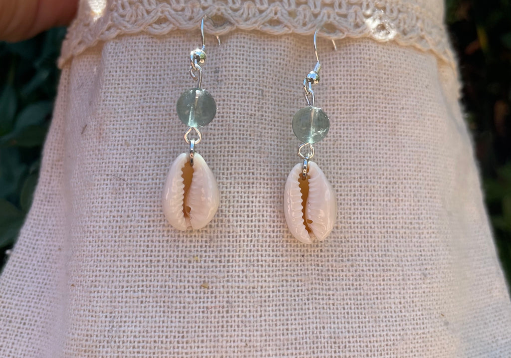Boucles d'oreilles pendantes en Fluorite et coquillage Cauri