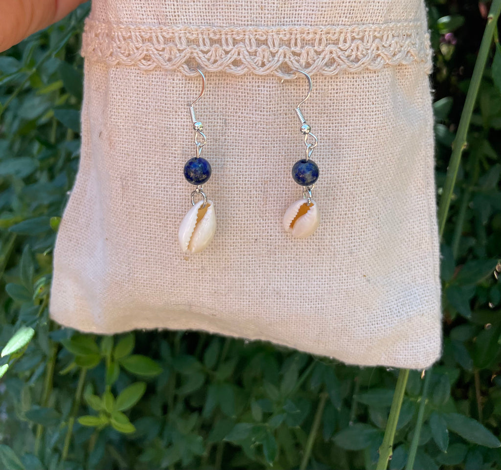 Boucles d'oreilles pendantes en Lapis Lazuli et coquillage Cauri