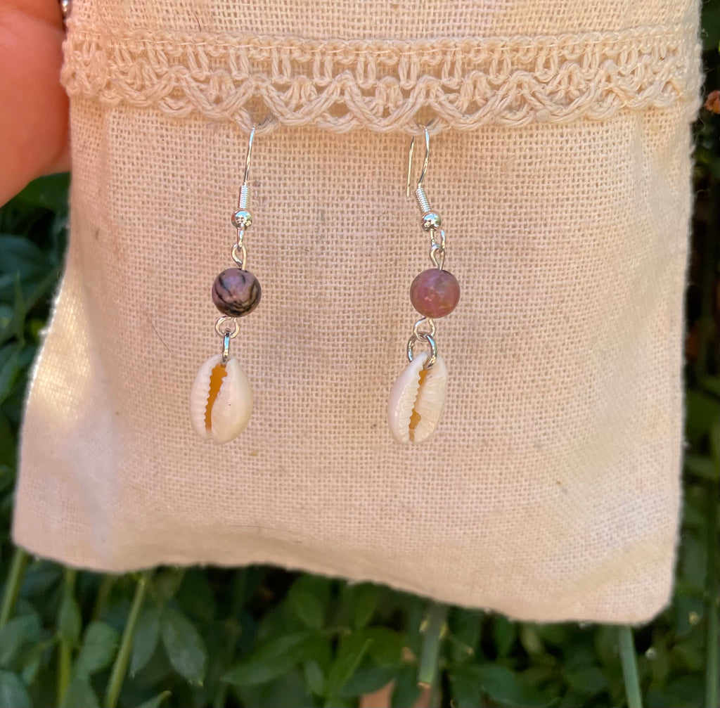 Boucles d'oreilles pendantes en Rhodonite et coquillage Cauri