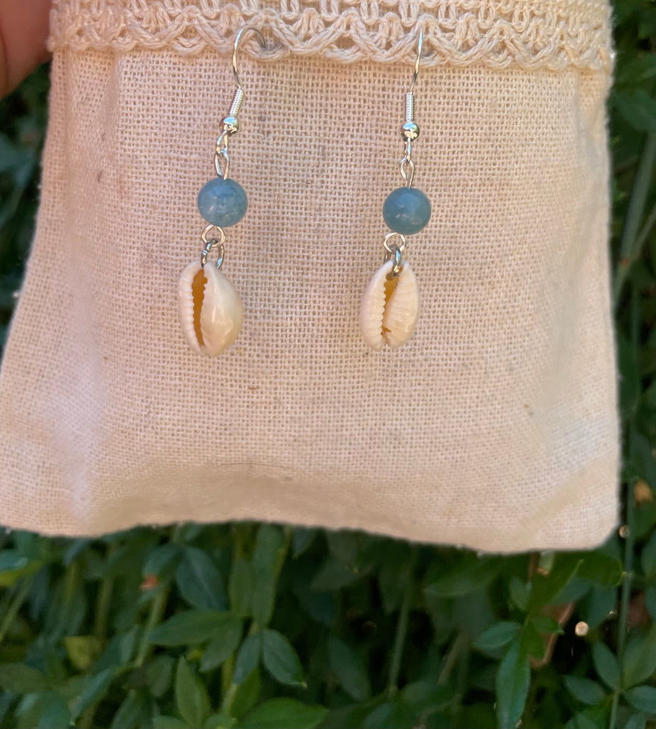 Boucles d'oreilles pendantes en Aigue Marine et coquillage Cauri