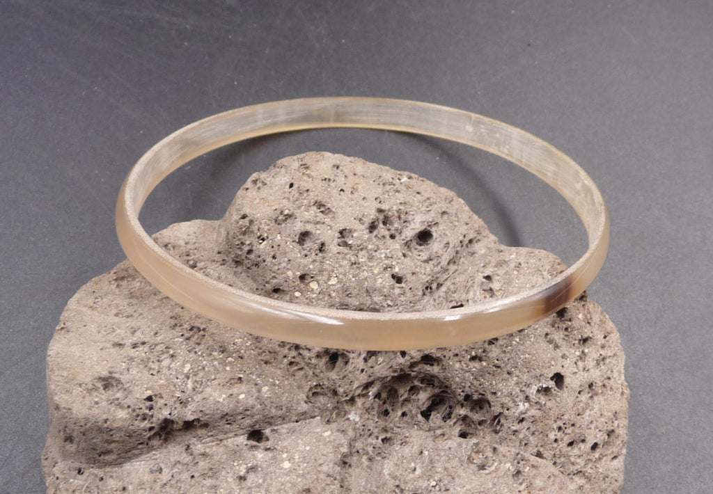 Bracelet jonc MINTANTSOA en corne de zébu beige Madagascar