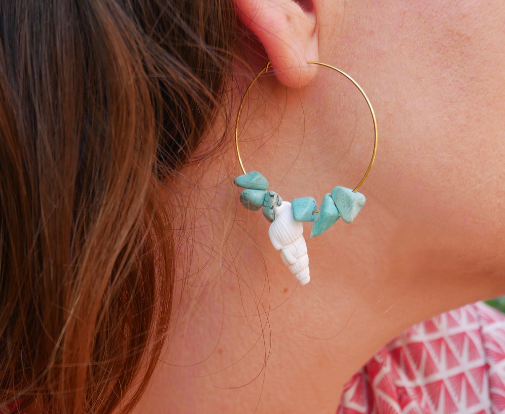 Boucles d'oreilles forme créole en coquillages et Howlite Turquoise