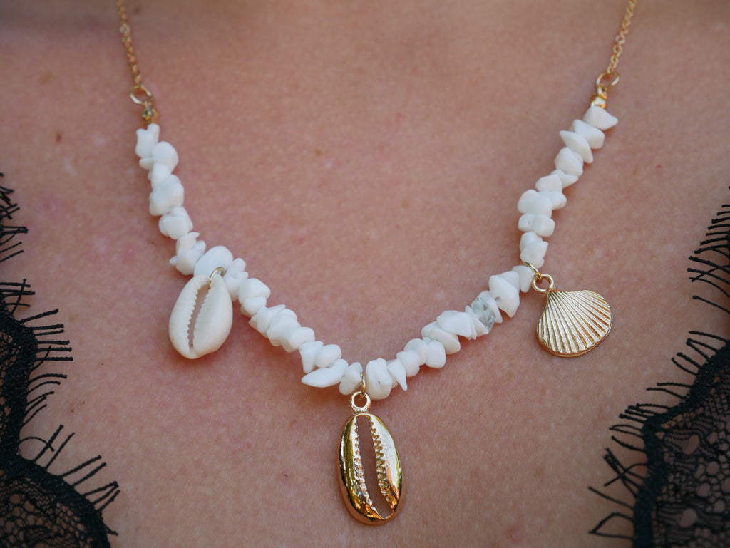 Collier en coquillages cauris et perles en Howlite