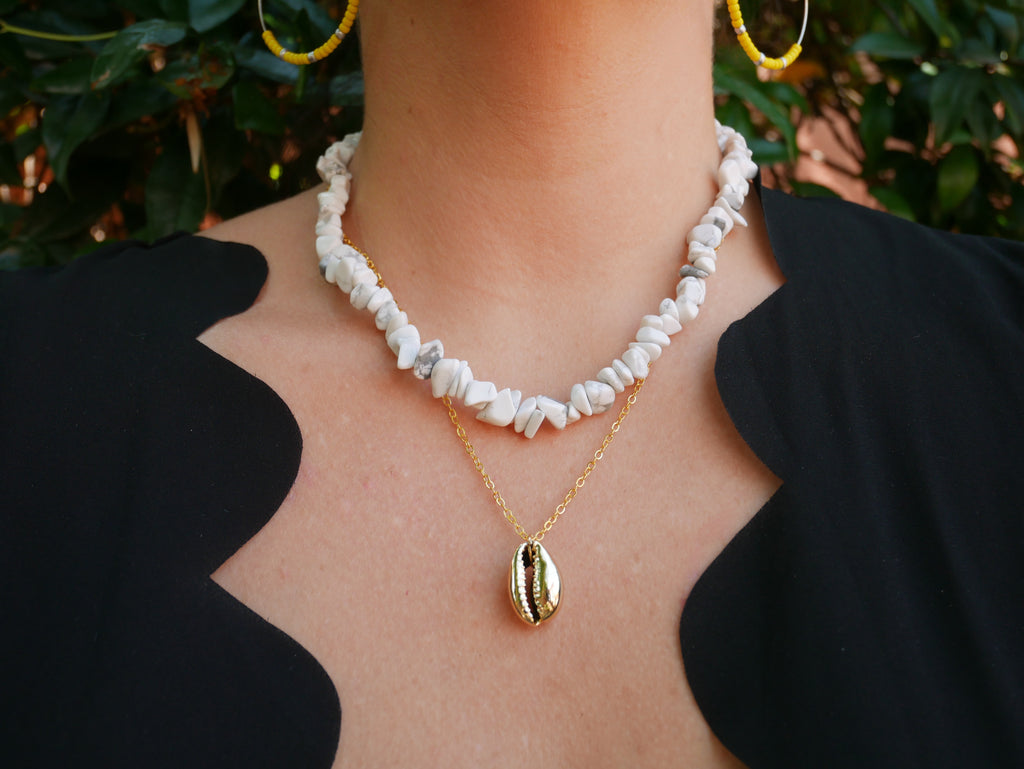 Collier en coquillage Cauri et perles en Howlite blanche