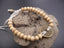 Bracelet feng shui beige en perles de bois et pièce chinoise porte bonheur