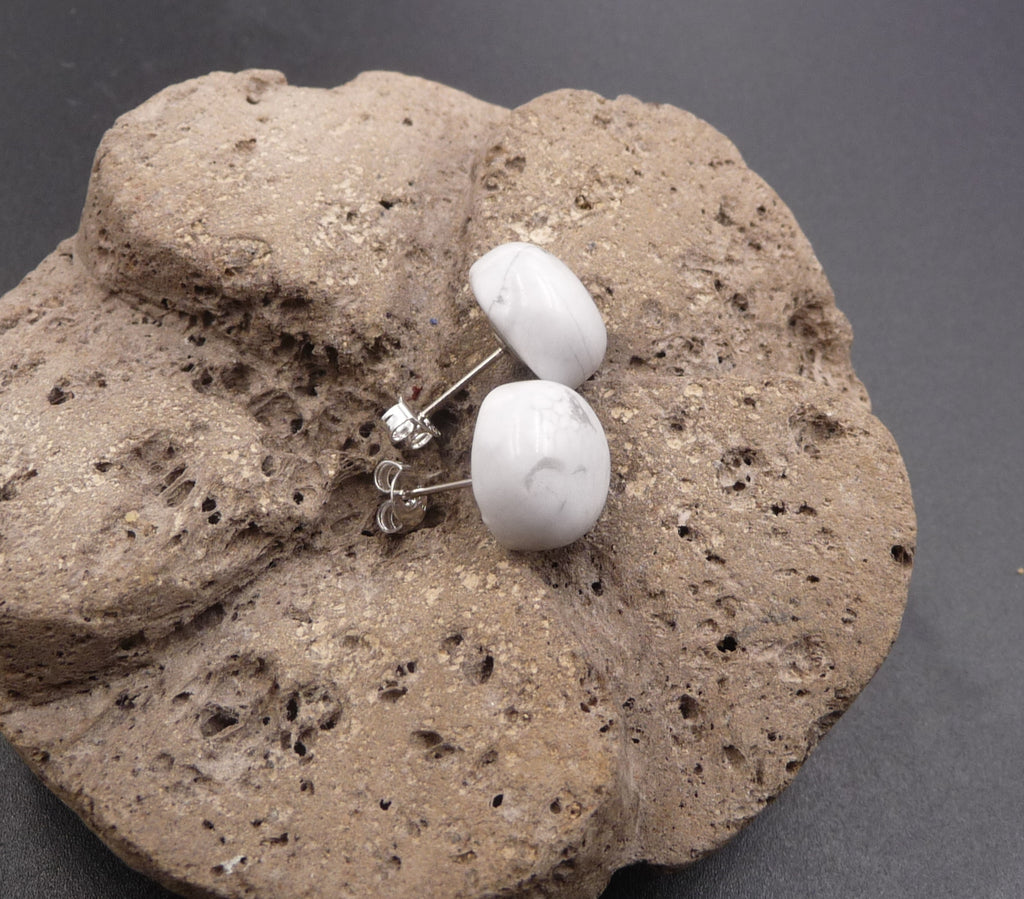 Boucles d'oreilles Clous en Howlite Blanche