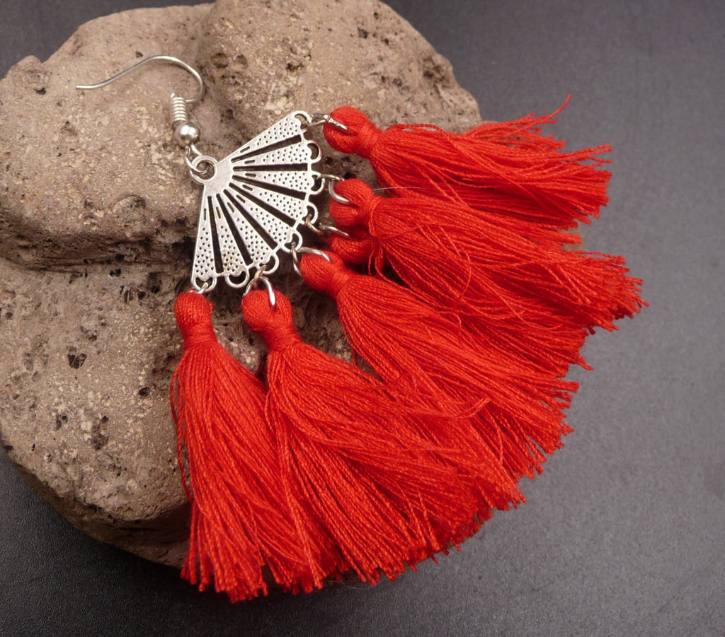 Boucles d'oreilles ethniques orientales en argent Tibétain et pompons rouges