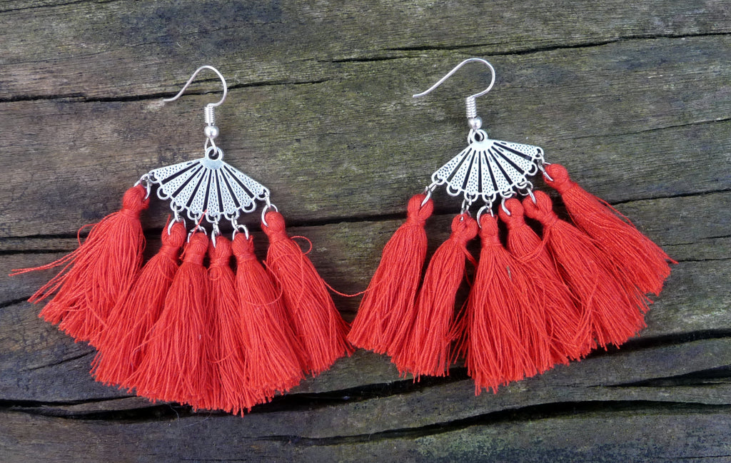 Boucles d'oreilles ethniques orientales en argent Tibétain et pompons rouges
