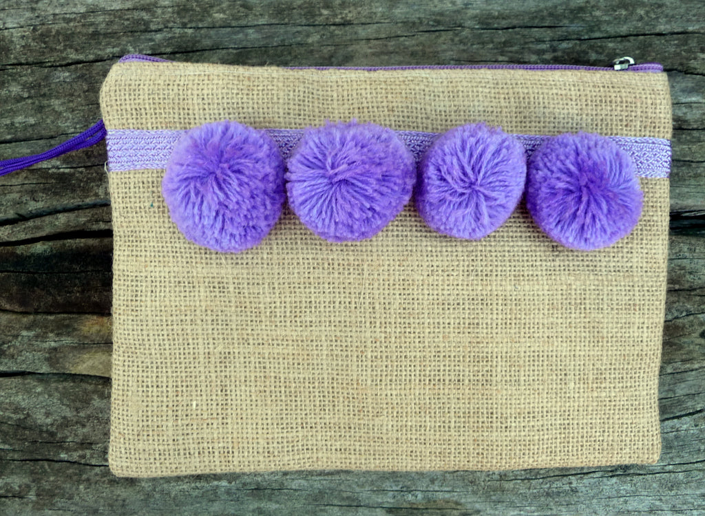 Pochette en toile de jute avec pompons violets