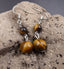 Boucles d'oreilles pendantes 2 boules en Oeil de Tigre d'Afrique du Sud