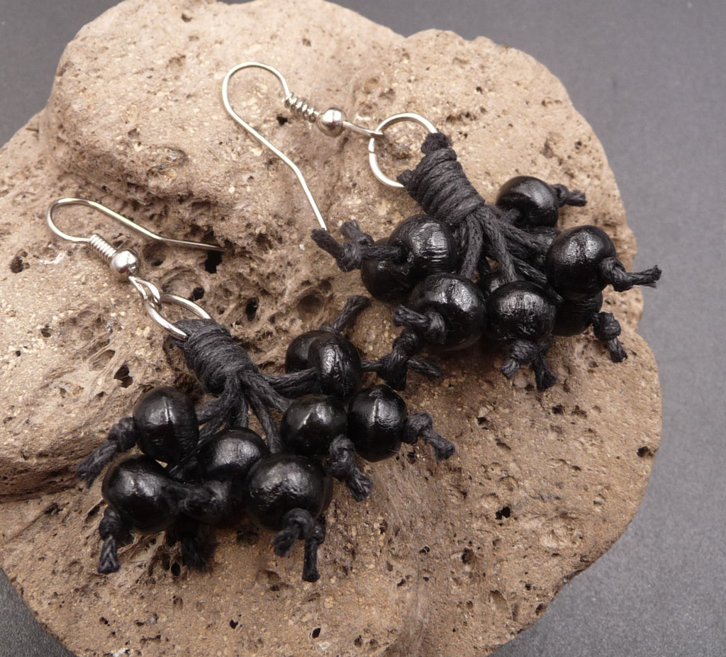 Boucles d'oreilles en fils de coton et petites perles en bois