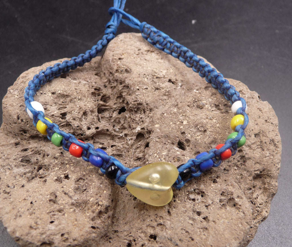 Bracelet macramé avec perles multicolores et breloque coeur