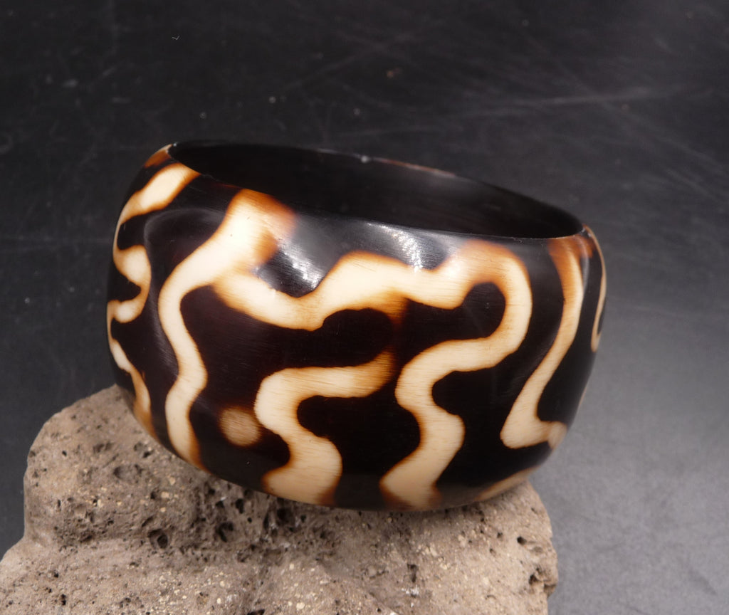 Bracelet jonc ethnique en corne artisanat du Népal