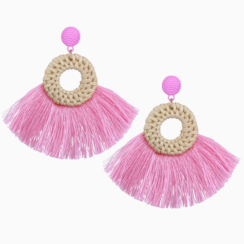 Boucles d'oreilles bohème en rotin tressé et pompons