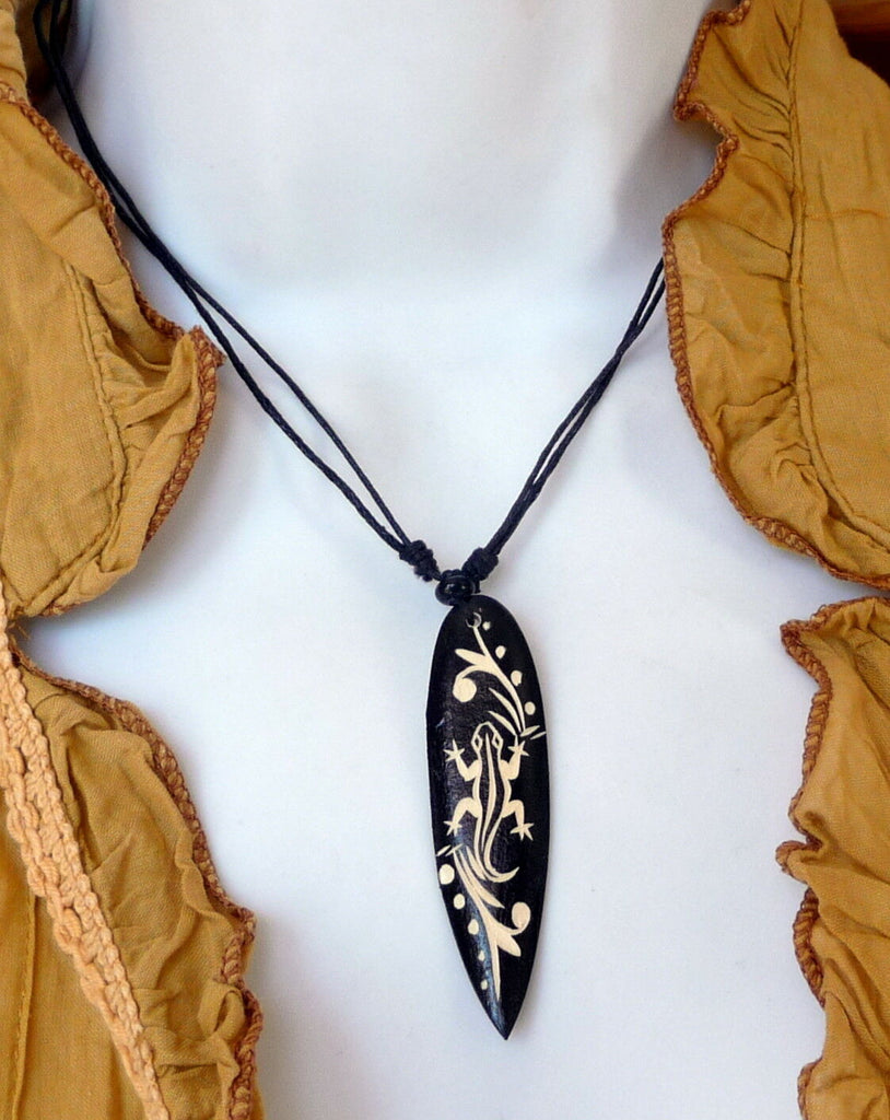 Collier en bois en forme de planche motif gecko margouillat