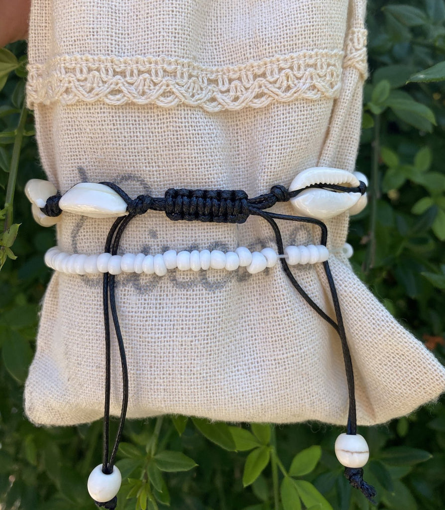 Chaîne de cheville noire en coquillages Cauris et tortue de mer