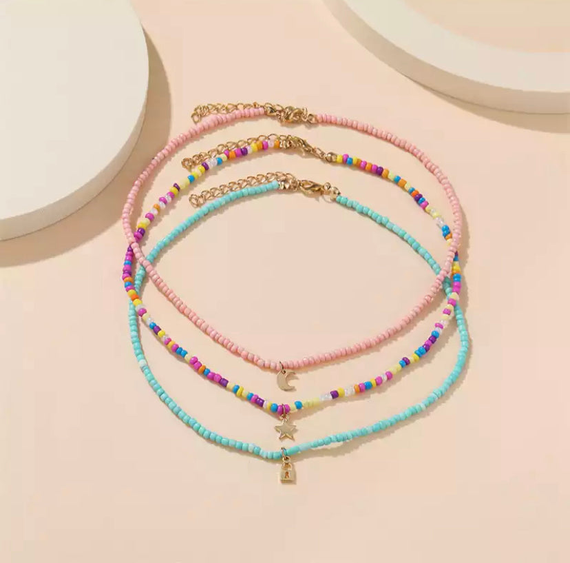 Ensemble de 3 colliers en perles. Vert d’eau, multicolore et rose