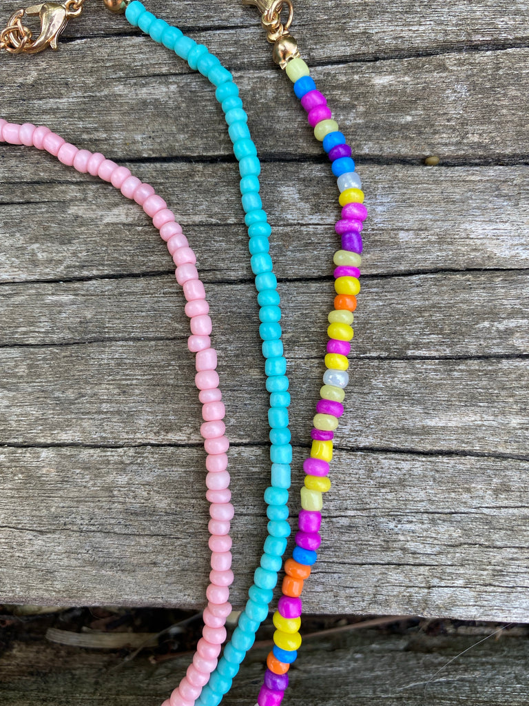 Ensemble de 3 colliers en perles. Vert d’eau, multicolore et rose